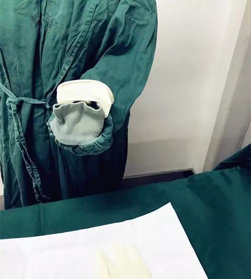 我院手术室在全院率先推广无触式戴无菌手套法！